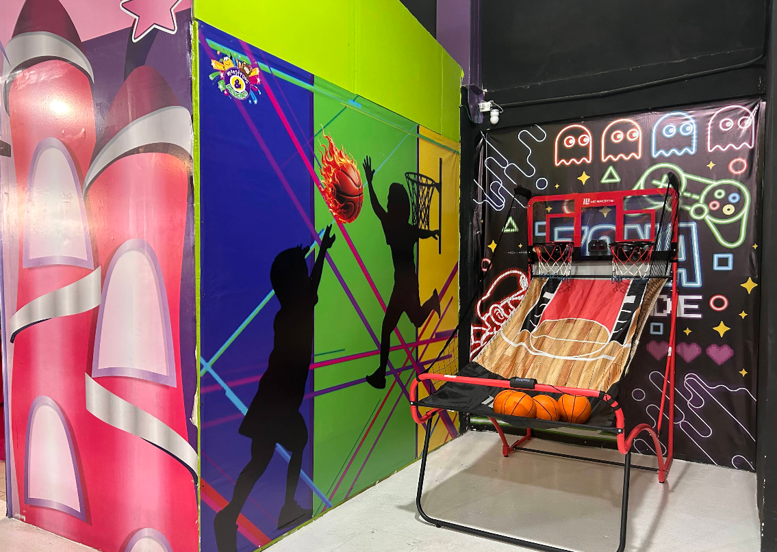 Juego de básquet con mural de videojuegos